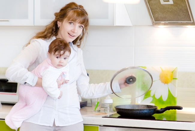 Домохозяйка с детьми. Фото мама с младенцем на кухне. Мамы в первый месяц суп